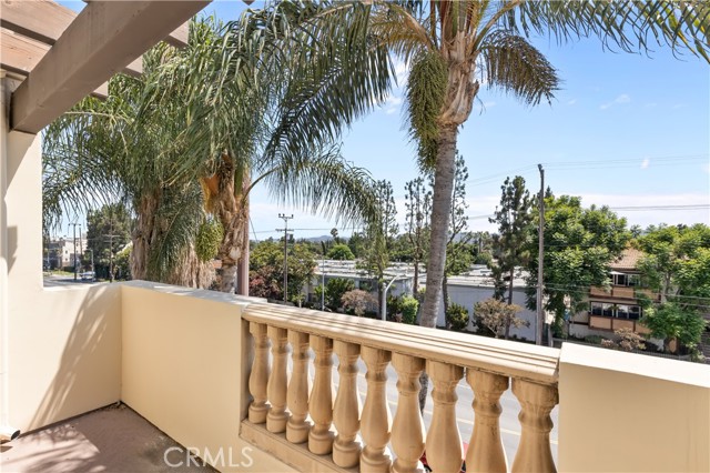 Detail Gallery Image 5 of 13 For 14343 Burbank Bld #301,  Sherman Oaks,  CA 91401 - 3 Beds | 2 Baths