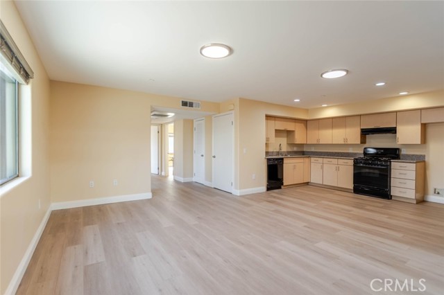 Detail Gallery Image 4 of 17 For 1466 Tamarind Ave #104,  Los Angeles,  CA 90028 - 2 Beds | 2 Baths