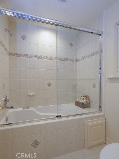 Guest bathroom 2 tub/shower