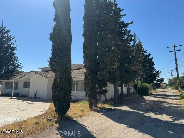 https://media.crmls.org/medias/067e67d7-f8d9-4a10-a7de-d578231396bd.jpg?preset=X-Large