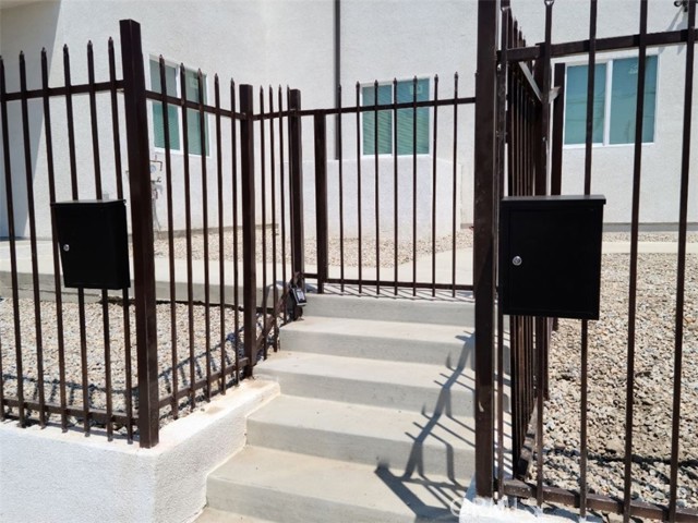 Detail Gallery Image 4 of 18 For 3216 E Morgan Ave, Los Angeles,  CA 90011 - 5 Beds | 3 Baths