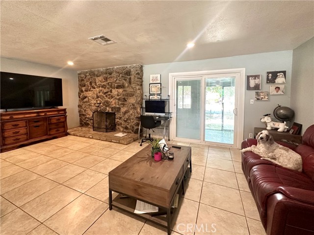 644 Whittendale Street, Bakersfield CA: https://media.crmls.org/medias/068547c5-d8d7-41c1-af6a-0dd5f856f5a5.jpg