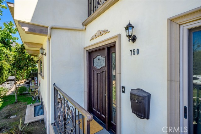 Detail Gallery Image 2 of 29 For 750 E Orange Grove Ave, Burbank,  CA 91501 - 3 Beds | 3 Baths