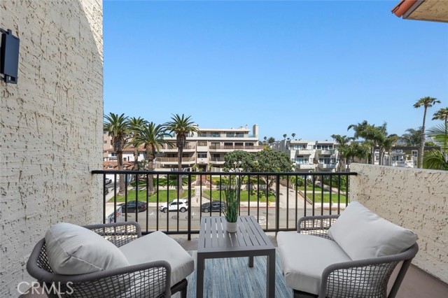 555 Esplanade, Redondo Beach CA: https://media.crmls.org/medias/06876312-3a18-40f5-8055-af2e63ed6b94.jpg