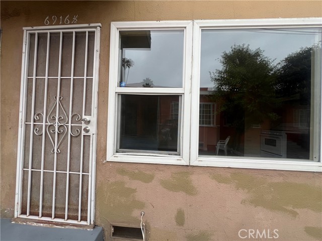 Detail Gallery Image 2 of 9 For 6916 S Main St #1/2,  Los Angeles,  CA 90003 - 1 Beds | 1 Baths