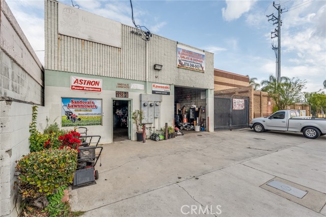7528 Deering Avenue photo 2