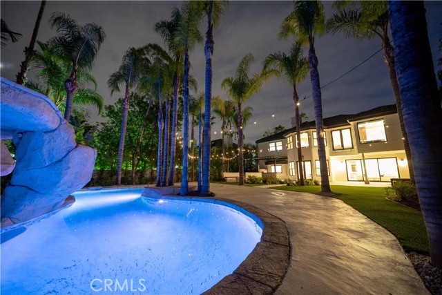 Detail Gallery Image 12 of 74 For 17437 Oak Creek Ct, Encino,  CA 91316 - 5 Beds | 5/1 Baths