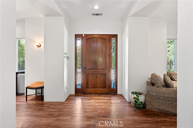 Detail Gallery Image 8 of 21 For 5150 Gloria Ave, Encino,  CA 91436 - 4 Beds | 4/1 Baths