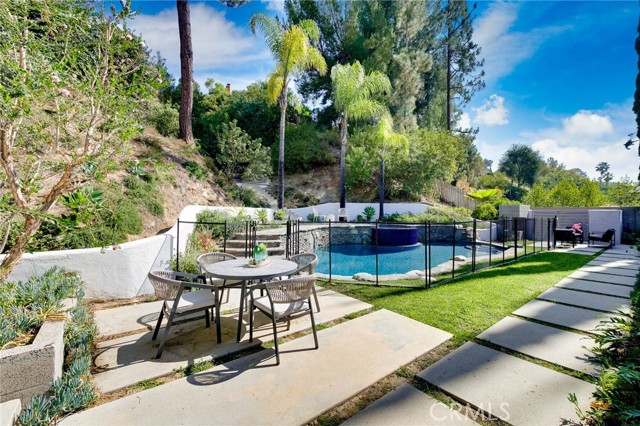 4676 Arriba Drive, Tarzana CA: https://media.crmls.org/medias/068d92c9-587d-4fdb-bfae-c638e0b37654.jpg