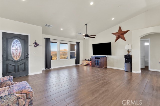 Detail Gallery Image 13 of 52 For 23661 Laurel, Apple Valley,  CA 92308 - 4 Beds | 3 Baths