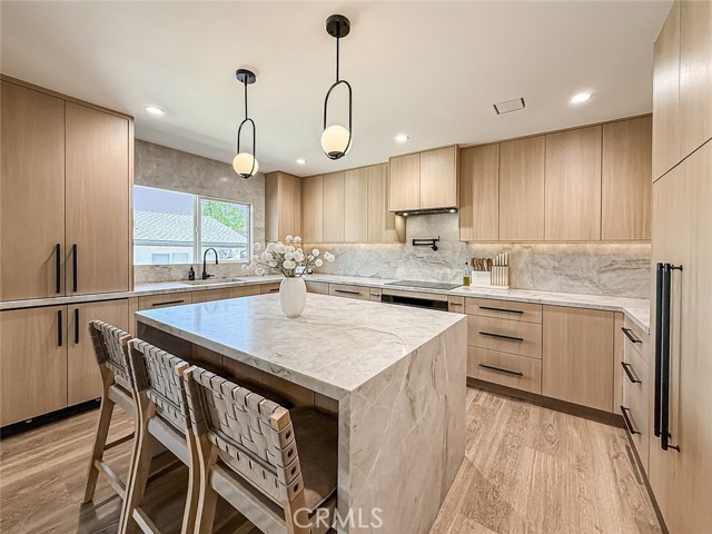Detail Gallery Image 8 of 54 For 22245 Welby Way, Woodland Hills,  CA 91303 - 4 Beds | 3 Baths