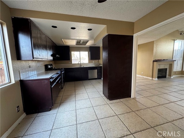 Detail Gallery Image 6 of 7 For 3619 Foxglen, Ontario,  CA 91761 - 3 Beds | 3 Baths