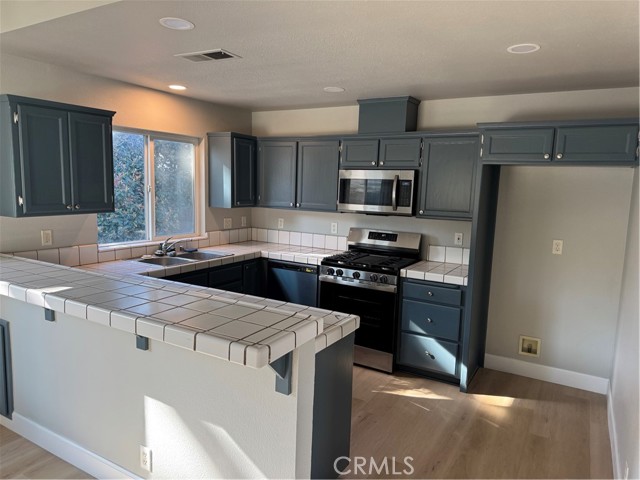 Detail Gallery Image 5 of 9 For 1044 Southampton, Chico,  CA 95926 - 3 Beds | 2/1 Baths