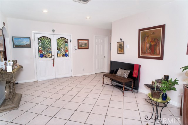 LARGE FOYER UPON ENTRY