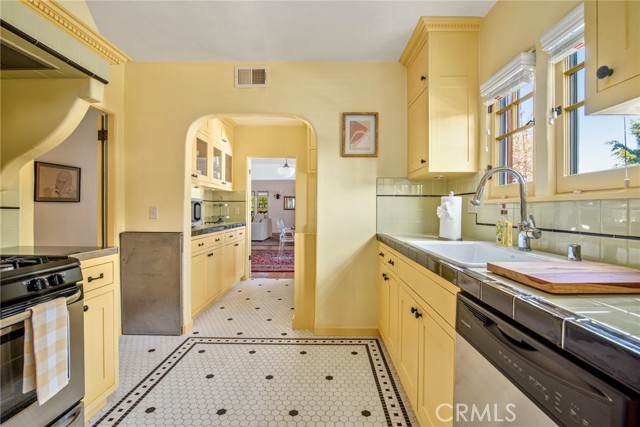 Detail Gallery Image 18 of 38 For 8246 4th St, Los Angeles,  CA 90048 - 2 Beds | 2 Baths