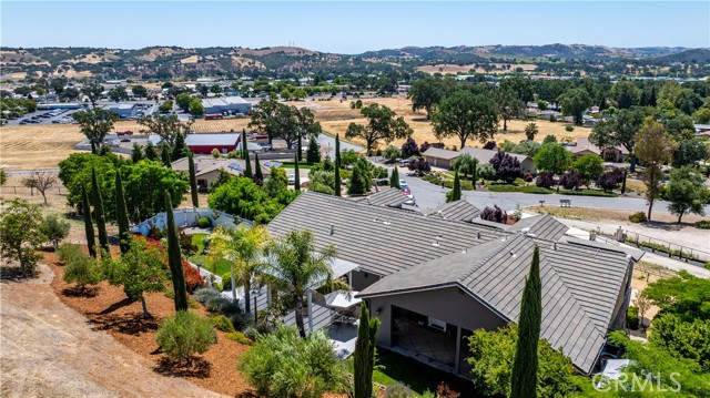 98 Nutwood Circle, Paso Robles CA: https://media.crmls.org/medias/0694abe8-0c5d-4777-b79c-1649744670b4.jpg