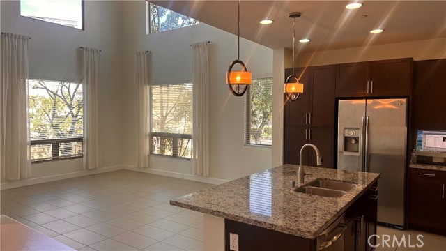 27 SOHO, Irvine CA: https://media.crmls.org/medias/069553ca-cfb4-4425-b089-e9f069bc421b.jpg