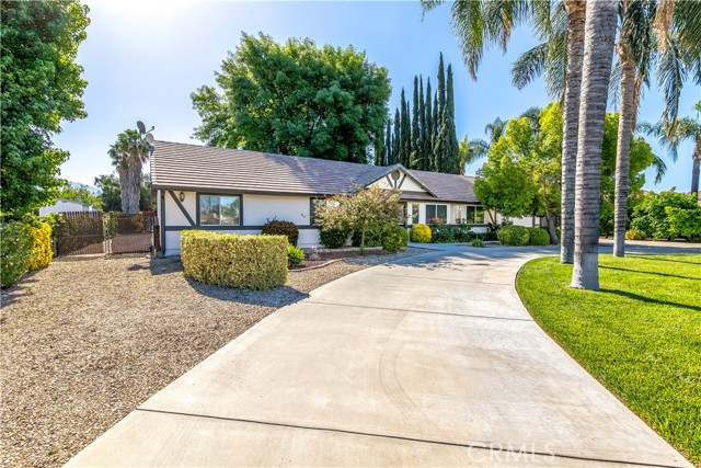 274 N Hemet Street, Hemet CA: https://media.crmls.org/medias/0695b392-dd0b-4778-ae58-422cccf0c1fa.jpg