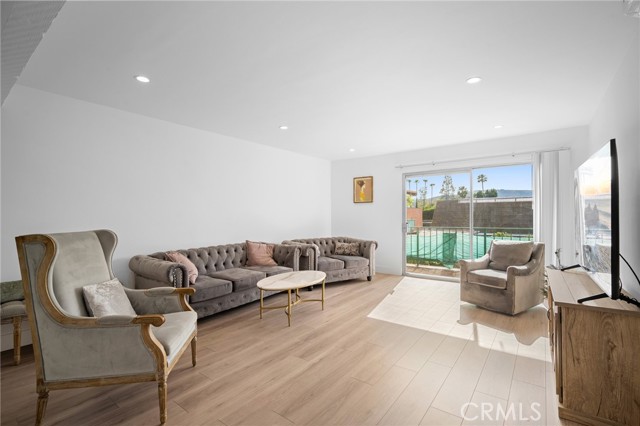 Detail Gallery Image 4 of 22 For 5460 White Oak #G324,  Encino,  CA 91316 - 1 Beds | 1 Baths