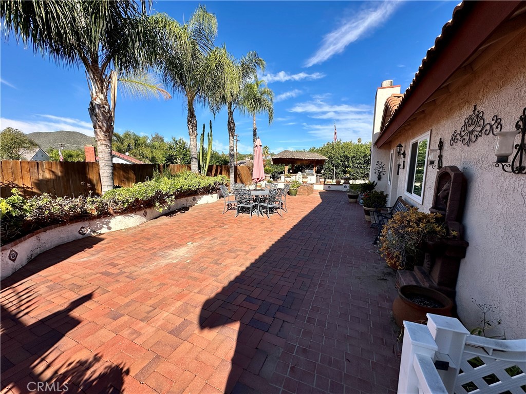 https://media.crmls.org/medias/0698fc8e-d26e-4bb5-bbbb-b0a787410aa8.jpg?preset=X-Large