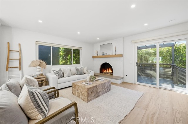 Detail Gallery Image 4 of 28 For 3521 Pine Ave, Manhattan Beach,  CA 90266 - 3 Beds | 2 Baths