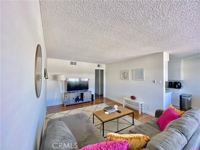 Detail Gallery Image 5 of 33 For 5003 Tilden Ave #204,  Sherman Oaks,  CA 91423 - 2 Beds | 2 Baths