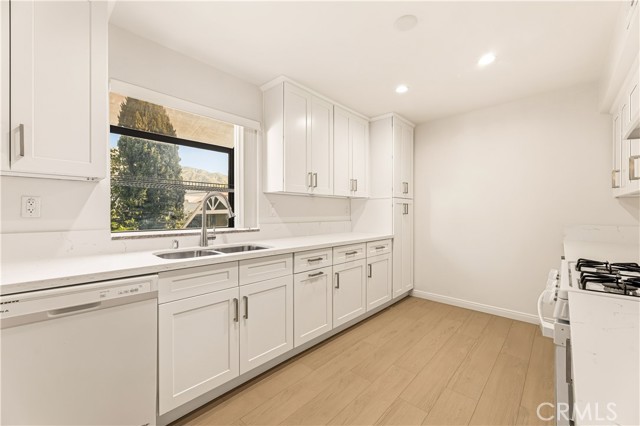 Detail Gallery Image 2 of 24 For 260 S 6th St #G,  Burbank,  CA 91501 - 2 Beds | 2 Baths