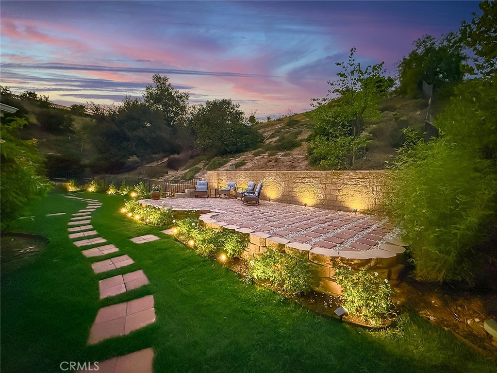 https://media.crmls.org/medias/069ee700-ea3b-44d0-b45c-272f4f50a745.jpg?preset=X-Large
