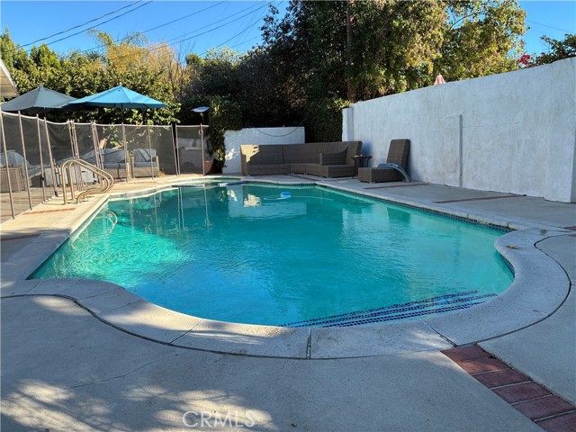 Detail Gallery Image 7 of 10 For 19046 Friar St, Tarzana,  CA 91335 - 4 Beds | 2 Baths