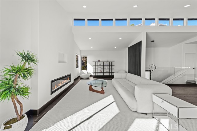 Detail Gallery Image 9 of 53 For 685 Nyes Pl, Laguna Beach,  CA 92651 - 3 Beds | 2/1 Baths