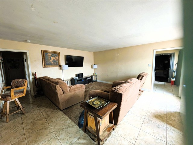 14136 Osage Road, Apple Valley CA: https://media.crmls.org/medias/06a70dc4-4b46-4f6e-98fb-8d3fe500b8eb.jpg