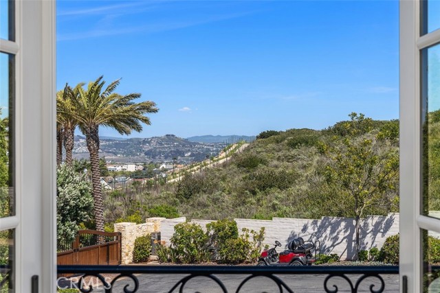 35 Shoreline Drive, Dana Point CA: https://media.crmls.org/medias/06a8205f-d7b7-4b7f-8f6f-b9cfd86db109.jpg
