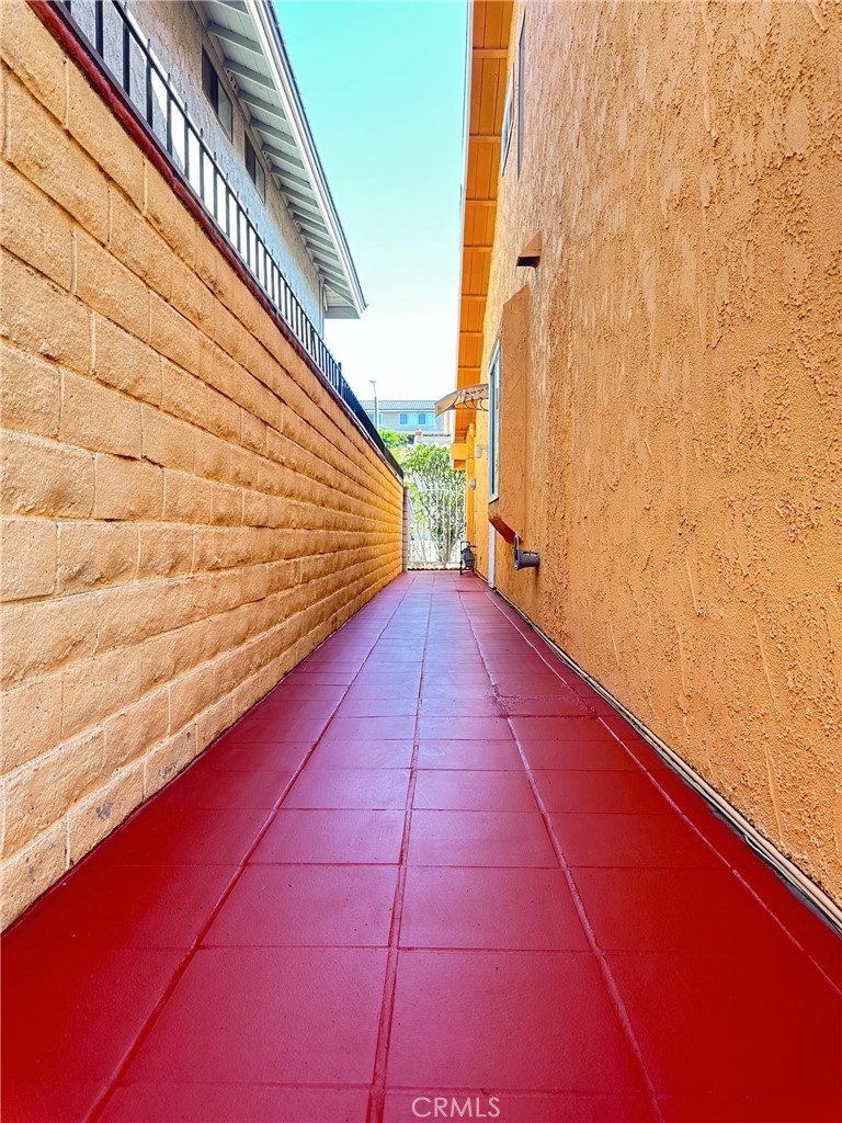 https://media.crmls.org/medias/06acbd41-a05b-4263-97aa-6c5310e0d23e.jpg?preset=X-Large