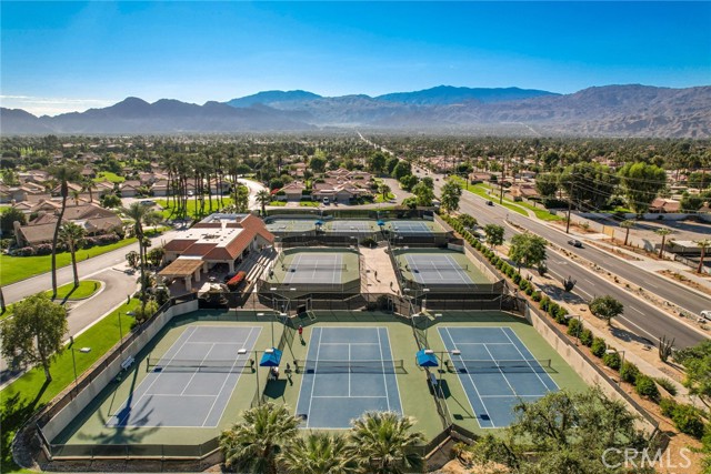 15 Marbella Lane, Palm Desert CA: https://media.crmls.org/medias/06b0e5e2-1c7f-4e29-8ba4-481c24e74634.jpg