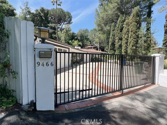 Detail Gallery Image 1 of 15 For 9466 Hidden Valley Pl, Beverly Hills,  CA 90210 - 3 Beds | 3 Baths