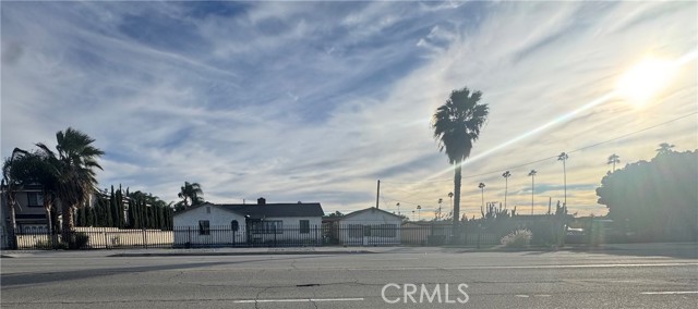 Detail Gallery Image 2 of 22 For 16539 Miller, Fontana,  CA 92336 - 5 Beds | 1 Baths