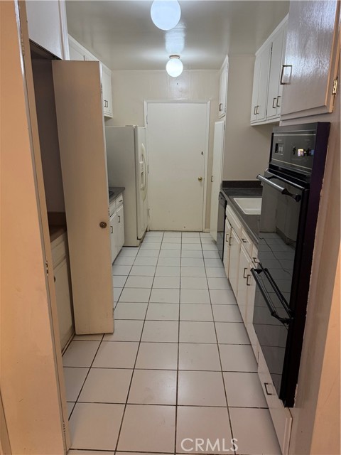 Detail Gallery Image 12 of 23 For 5339 Newcastle Ave #103,  Encino,  CA 91316 - 2 Beds | 2 Baths