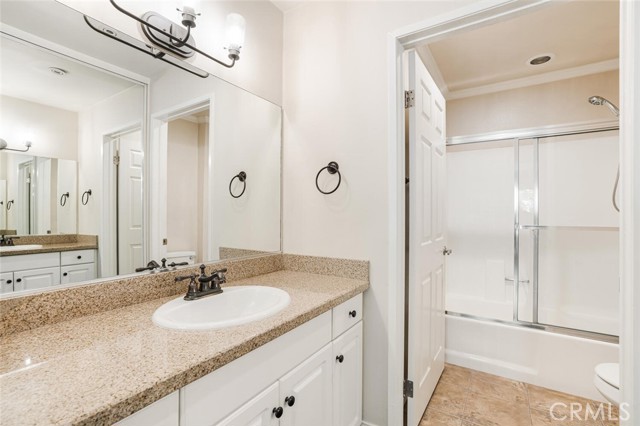 Detail Gallery Image 12 of 26 For 21500 Burbank Bld #107,  Woodland Hills,  CA 91367 - 1 Beds | 1 Baths