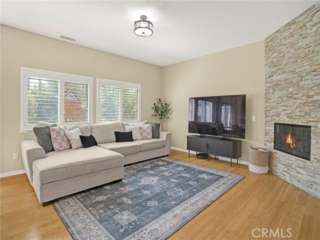 Detail Gallery Image 7 of 38 For 27027 Mountain Willow Ln, Canyon Country,  CA 91387 - 3 Beds | 2/1 Baths