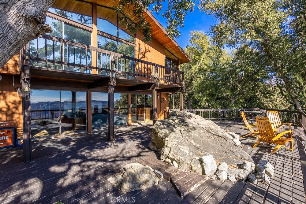 https://media.crmls.org/medias/06c334e5-d3c2-4a92-95cb-6c8df14cf45b.jpg?preset=X-Large