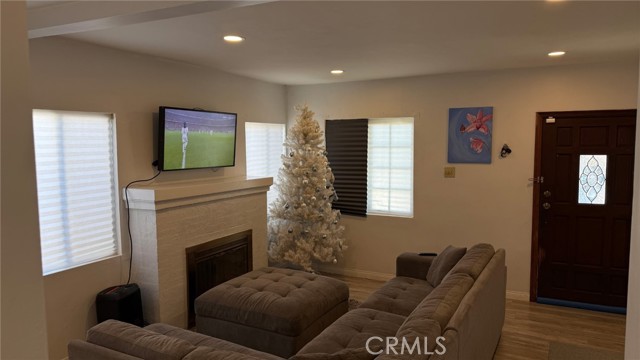 Detail Gallery Image 4 of 11 For 2829 S Rimpau, Los Angeles,  CA 90016 - 4 Beds | 2 Baths