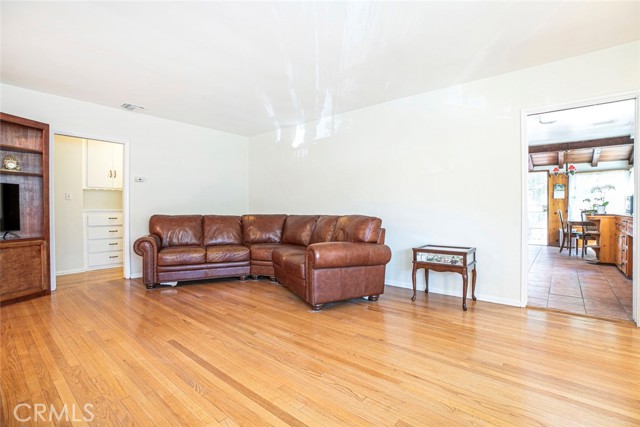 Detail Gallery Image 9 of 45 For 14719 Wyandotte St, Van Nuys,  CA 91405 - 2 Beds | 1/1 Baths