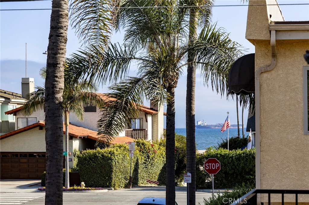https://media.crmls.org/medias/06c87d3f-d47e-4840-9954-a6c7632450fa.jpg?preset=X-Large
