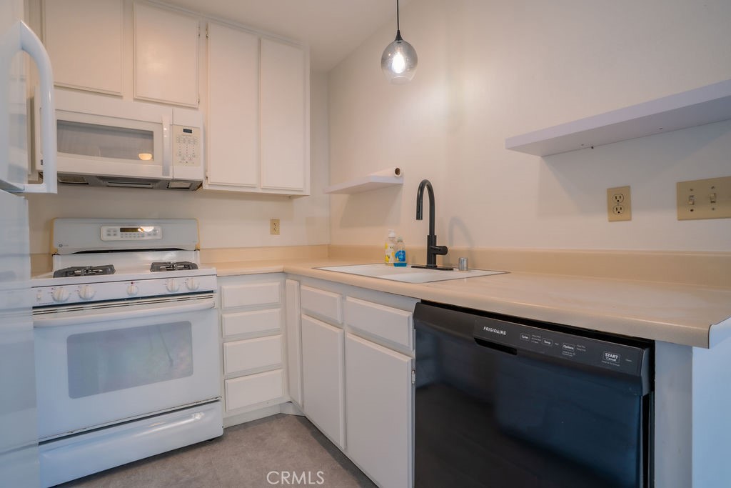 https://media.crmls.org/medias/06ca165c-4b50-4069-9d80-7a66d0980ad9.jpg?preset=X-Large