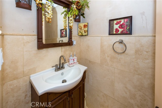 Detail Gallery Image 8 of 30 For 13847 Gilmore St, Valley Glen,  CA 91401 - 5 Beds | 4/2 Baths