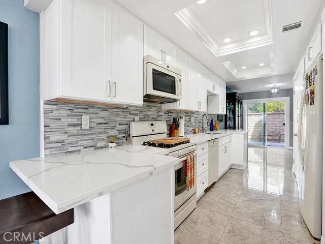 Detail Gallery Image 10 of 63 For 3842 Montego Dr, Huntington Beach,  CA 92649 - 4 Beds | 3 Baths