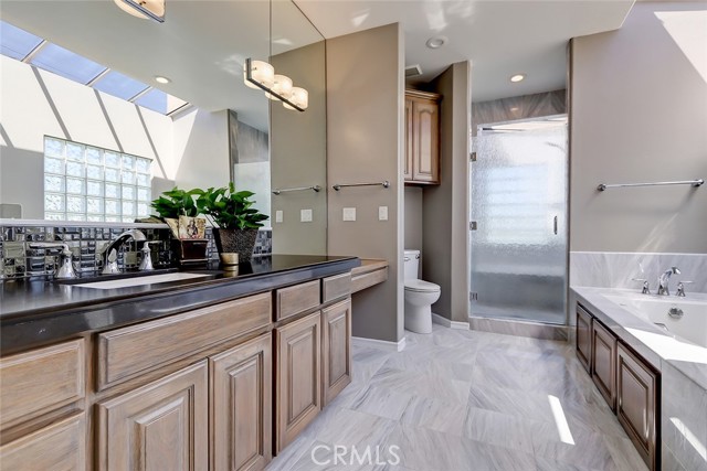 Primary bath with dual sinks