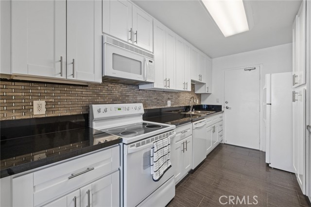 14506 Benefit Street, Sherman Oaks CA: https://media.crmls.org/medias/06cec364-cf14-4b19-acd8-ca5dd187cb36.jpg