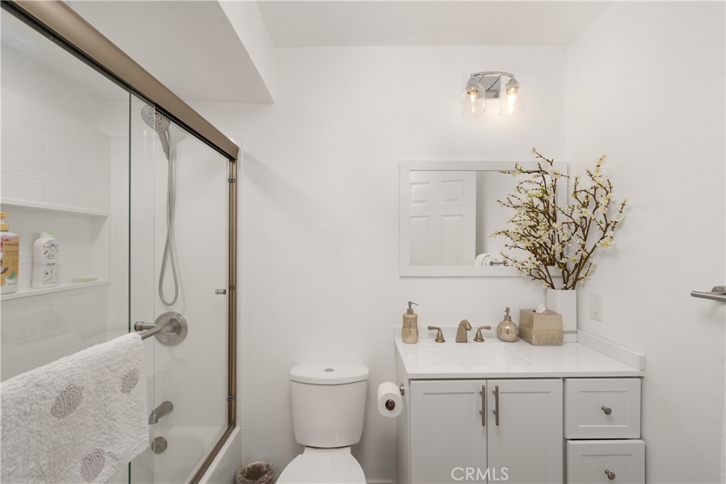 https://media.crmls.org/medias/06d09e50-3c8b-47ab-b206-394ebc26ef1d.jpg?preset=X-Large
