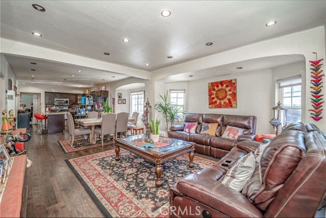 415 E 97th Street, Inglewood CA: https://media.crmls.org/medias/06d3186e-94ad-4a9c-a46c-cdeb7f570093.jpg
